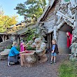 Der imposante Zwerg vor dem Bergwerk ist ein beliebtes Fotomotiv im Park