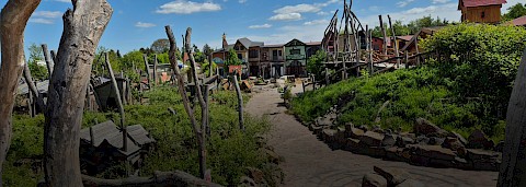 Blick auf das Weidenlabyrinth und die Markthäuser